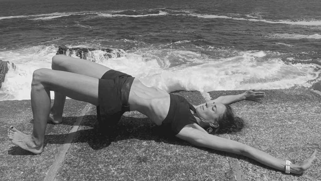 Ejercicio de hipopresivos en Pamplona con técnica kriya frente al mar